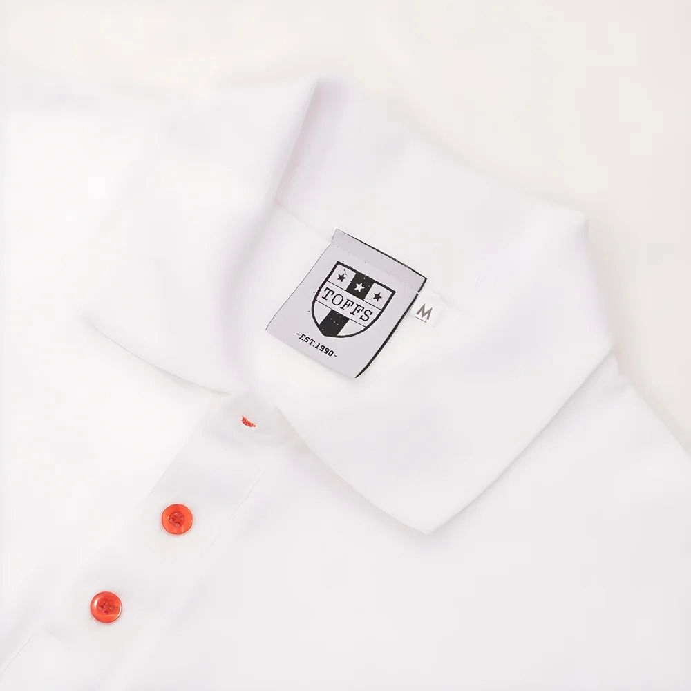 Regular Fit. Embroidered badge. Ribbed collar. Three-button placket. Short sleeves with ribbed armba
