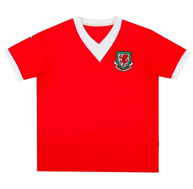 Wales 2006-07 Home (Excellent) (Bellamy 8)