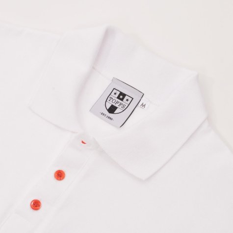 Regular Fit. Embroidered badge. Ribbed collar. Three-button placket. Short sleeves with ribbed armba