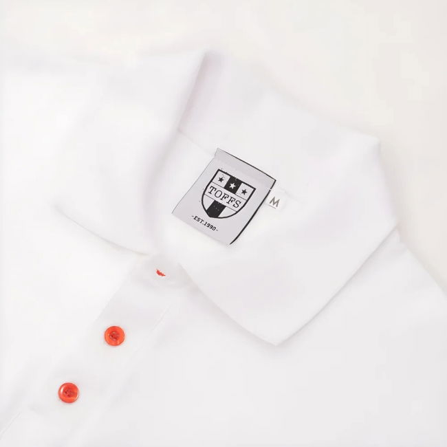 Regular Fit. Embroidered badge. Ribbed collar. Three-button placket. Short sleeves with ribbed armba